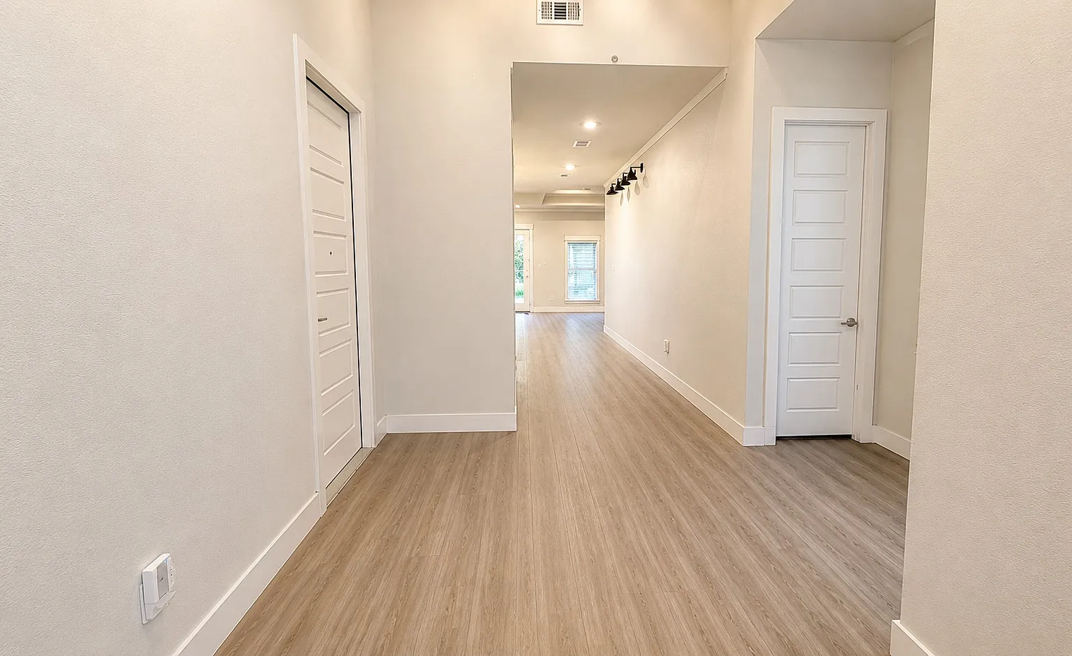 4 bed, 2070 sqft, $2,850 — Photo 4