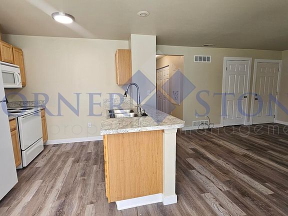 3rd image of 1805 E Overland Rd #42