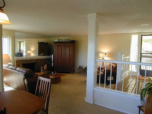 Living Rm w/ Fireplace