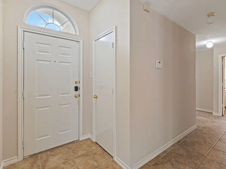 2511 Westwood Main Dr — Photo 4