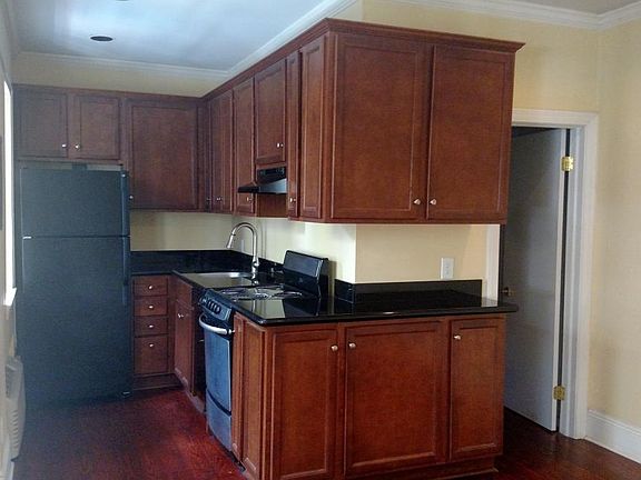 3rd image of 618 Dauphine St APT 6