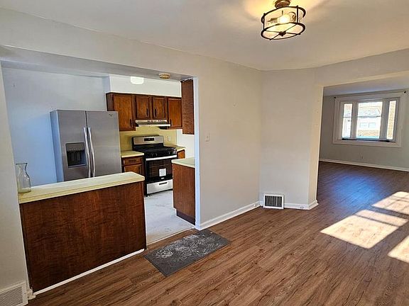 3rd image of 2140 Stevens St