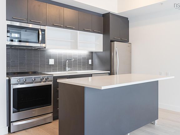 4th image of 1048 Wellington St #105