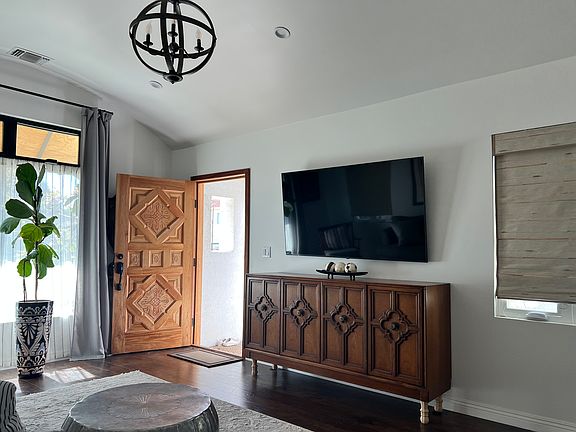 Living room to front