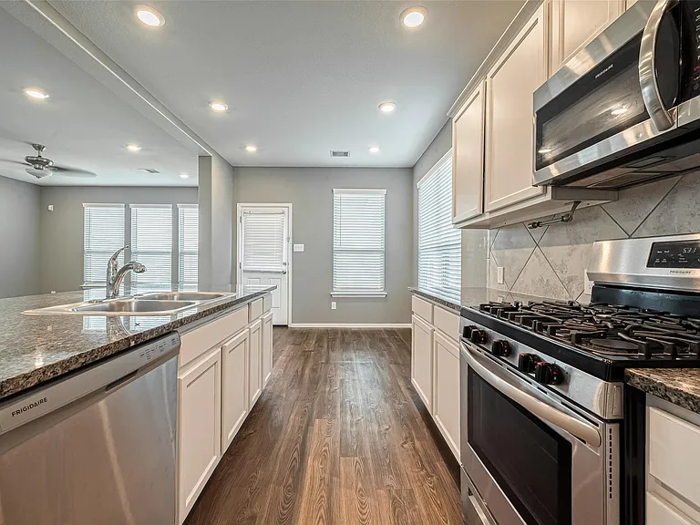 7603 Rainy Valley Ln — Photo 6