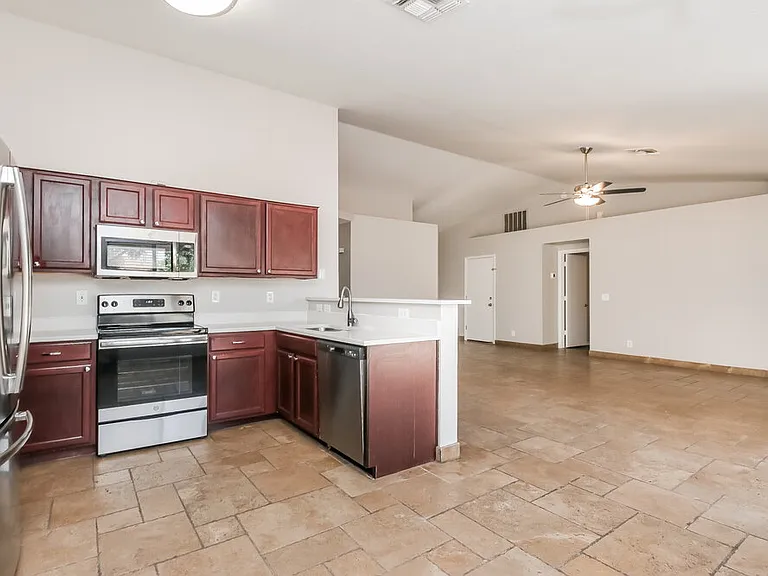 1042 S Canal Dr — Photo 7