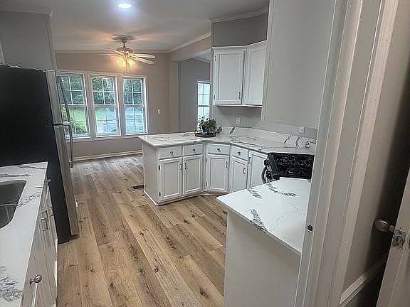 4th image of 247 Parkwood Rd