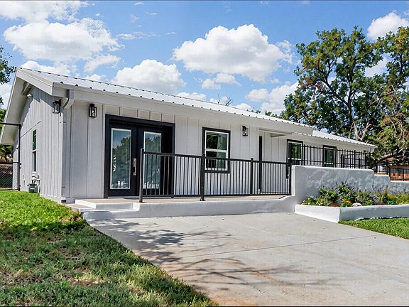 3rd image of 8007 Colony Loop Dr