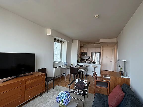 4th image of 1510 Lexington Ave APT 14Q