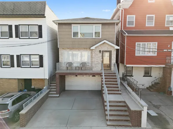 42 W 52nd St, Bayonne, NJ 07002
