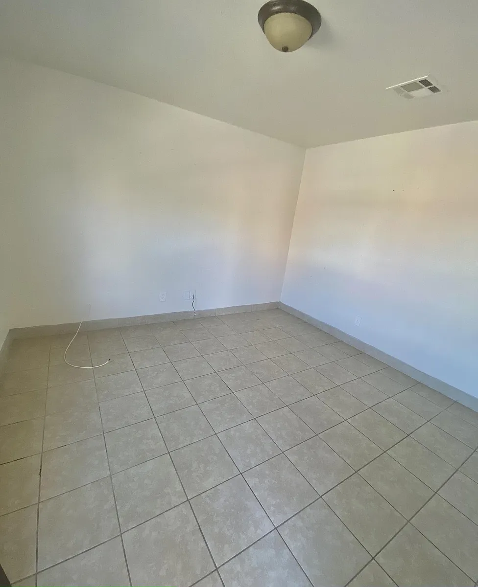 Building Photo - 3328 Lincoln Ave #B