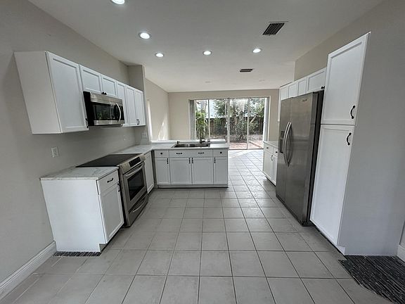 4th image of 102 Wedgewood Lakes N