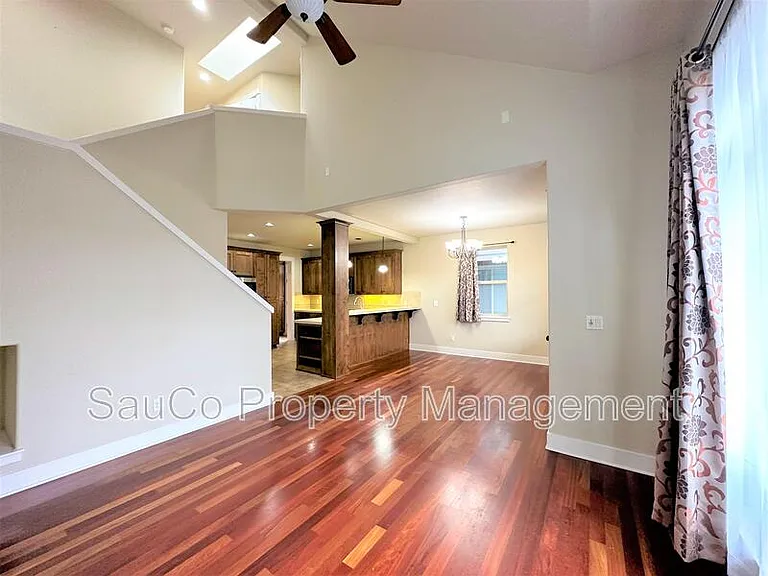 727 NE 65th Ct — Photo 6