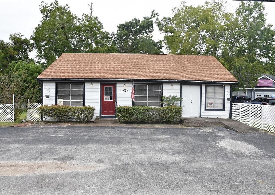 1st image of 203 Live Oak St