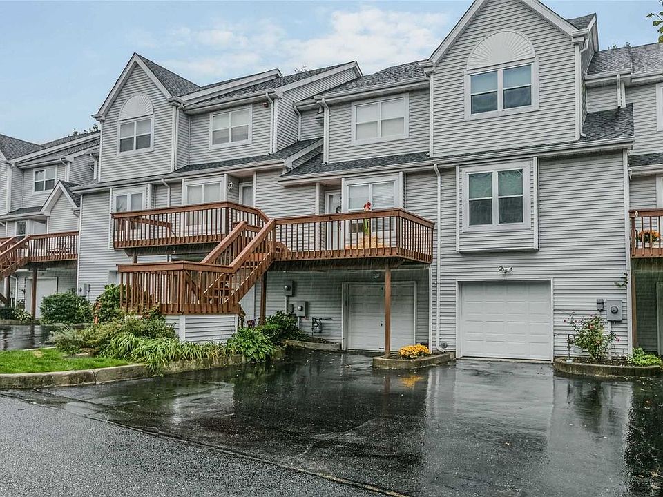 1st image of 7 Leeward Ln