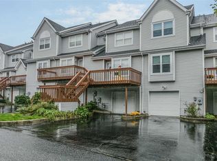 7 Leeward Ln, Port Jefferson, NY 11777