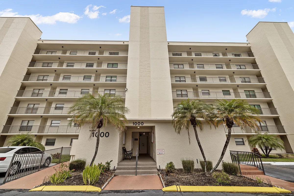 Building Photo - 1000 Cove Cay Dr