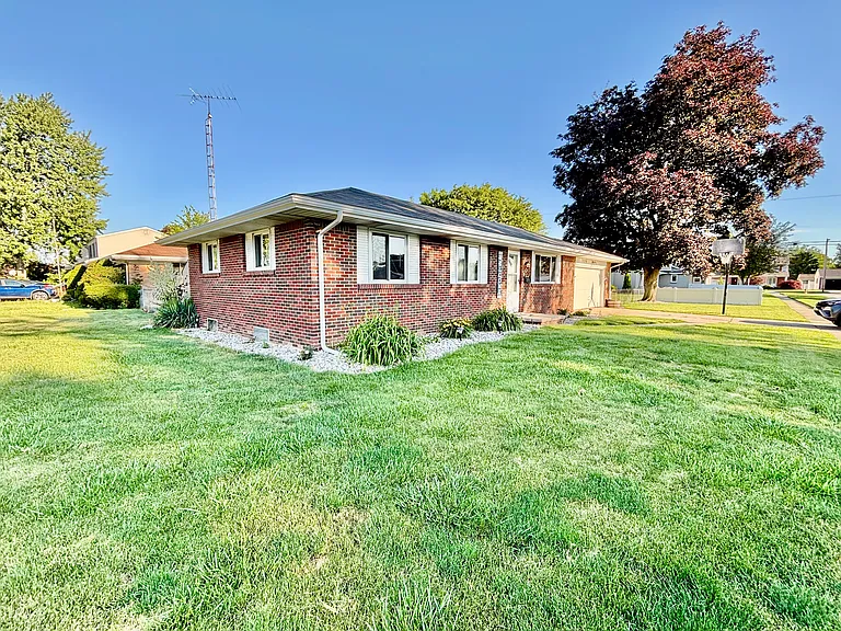 326 Pepperton Dr — Photo 2