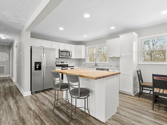 3rd image of 301 Catawba St