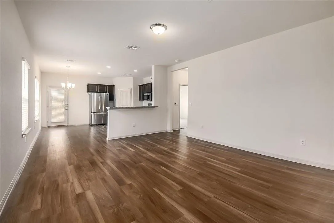4 bed, 2.5 bath, 2332 sqft, $2,250 — Photo 3