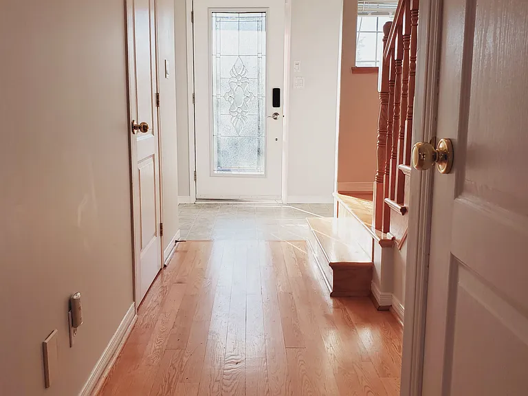 919 Rainbow Cres — Photo 2