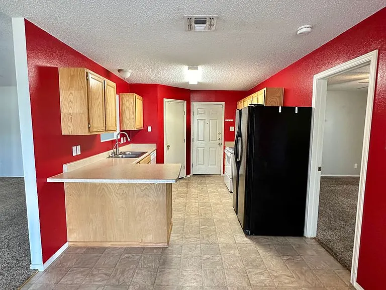 1206 Elmo Ln — Photo 7