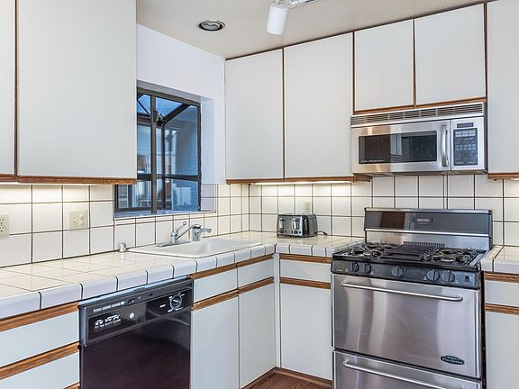 3rd image of 630 Connecticut St #2
