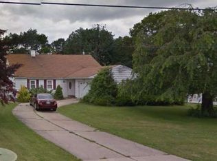 1662 Feureisen Ave, Bohemia, NY 11716