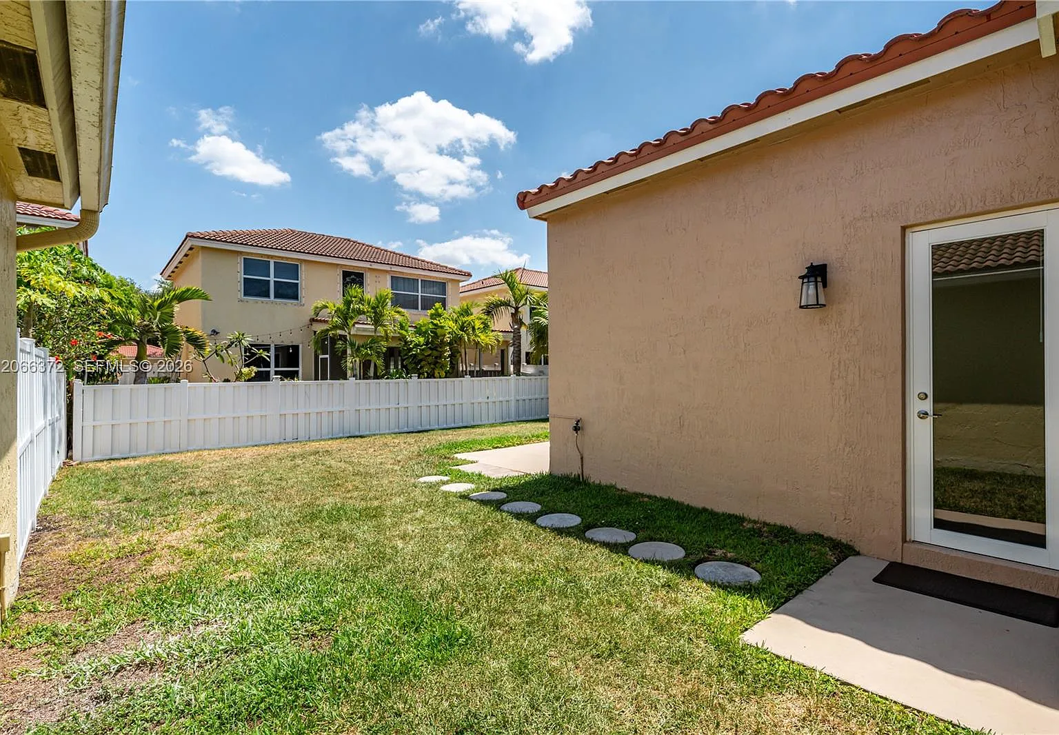 3 bed, 2.0 bath, 1280 sqft, $3,650 — Photo 3
