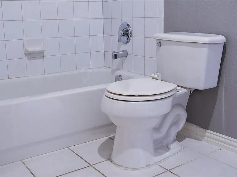 409 Royal Crest Dr — Photo 31