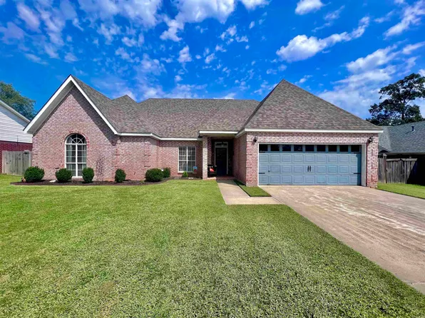 308 Regal Oaks Cir, White Hall, AR 71602