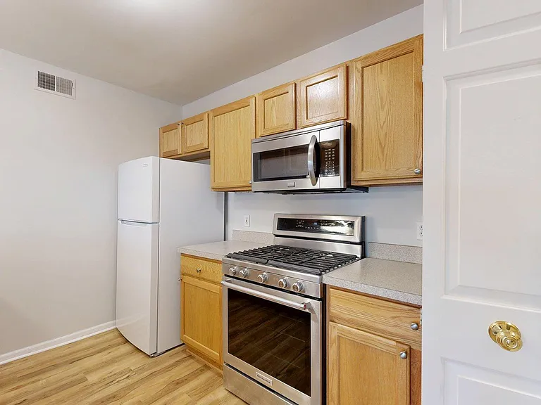 2718 S Knightsbridge Cir — Photo 4