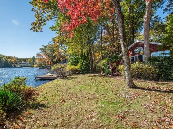 389 Cupsaw Dr, Ringwood Boro, NJ 07456