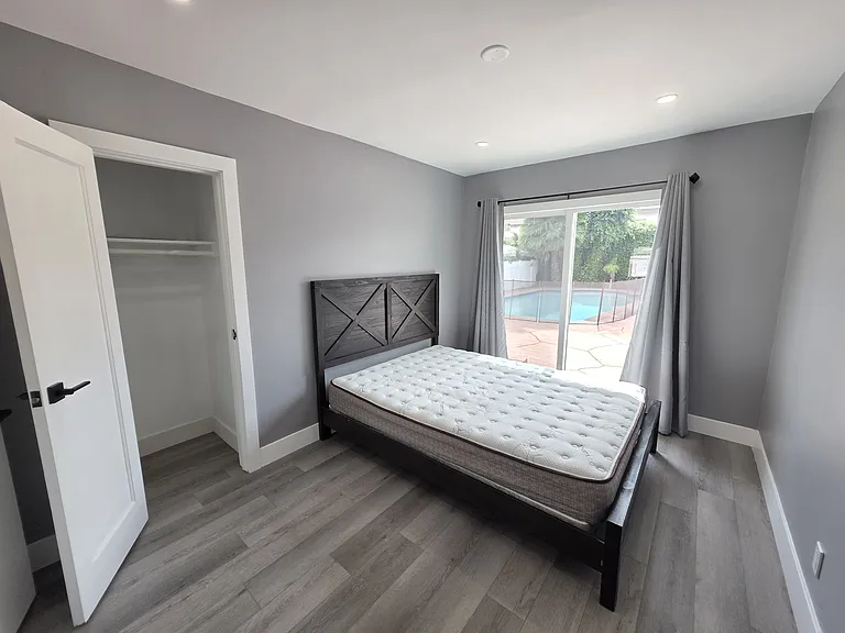 7523 Darby Ave — Photo 8