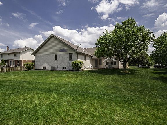 3rd image of 8410 Hollybrook Ln