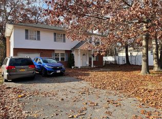 2 Olive Ln, Shirley, NY 11967
