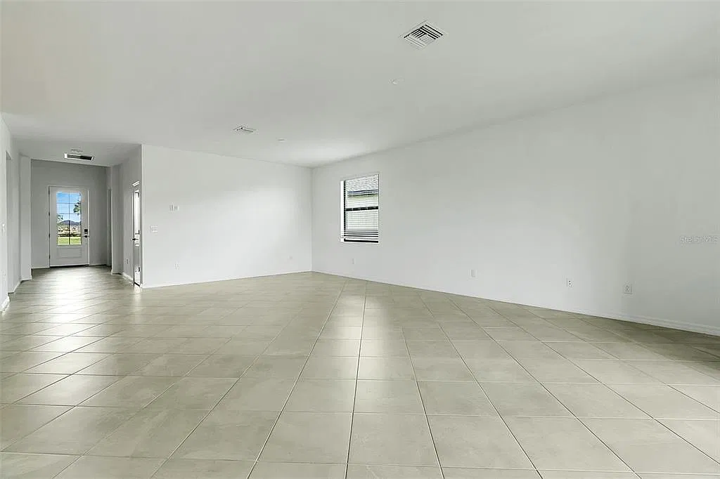 4 bed, 3.0 bath, 2032 sqft, $2,600 — Photo 4