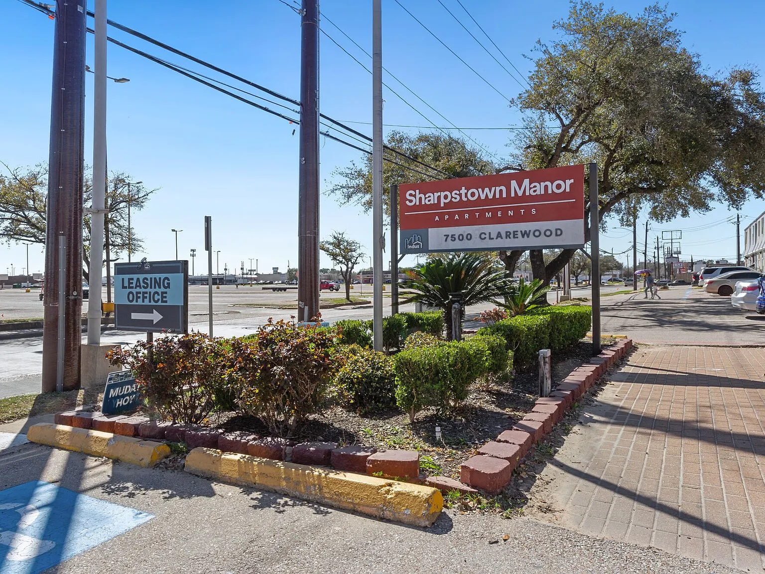 Sharpstown Manor — Photo 2