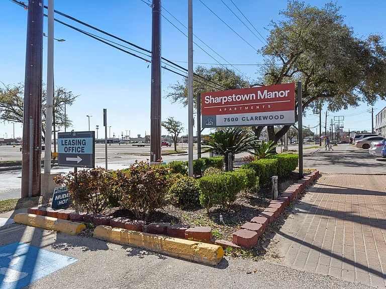 Sharpstown Manor — Photo 2