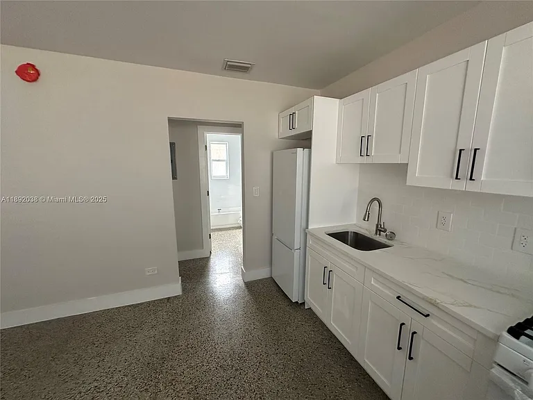 211 SW 18th Ave #2 — Photo 13