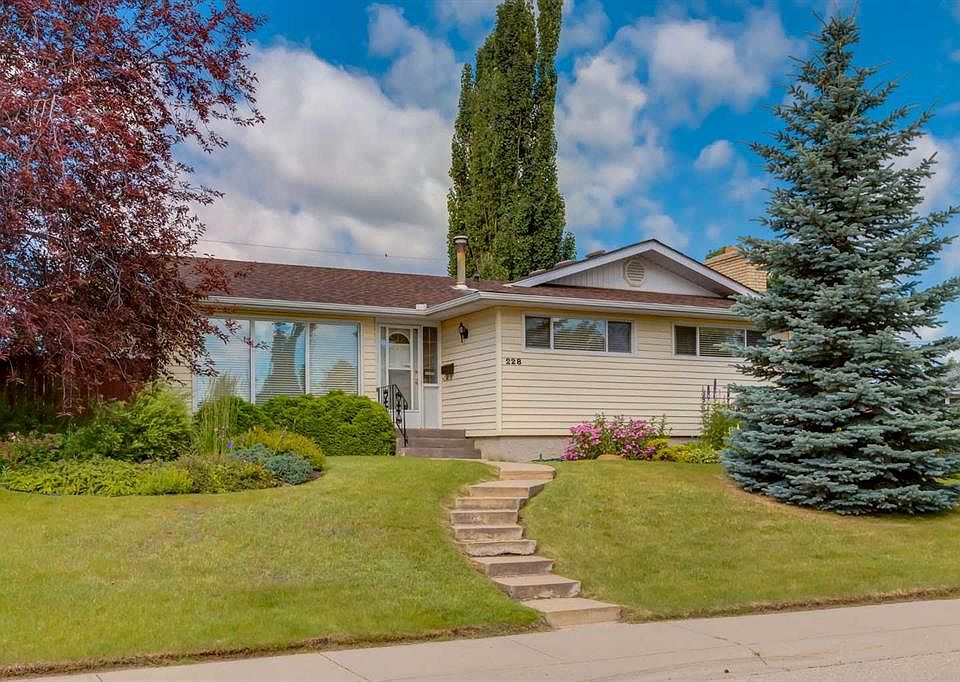 1st image of 228 NE Maple Court Cres SE