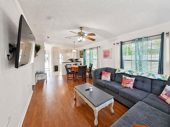 5th image of 300 Loveland Cir