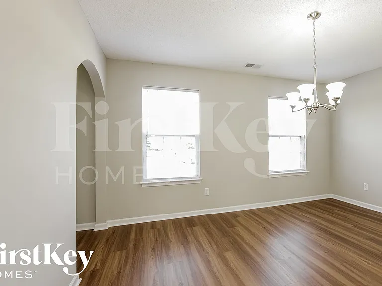 1102 Eastwood Dr — Photo 5