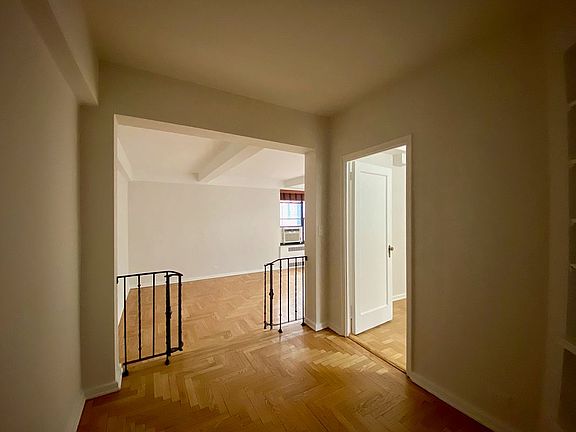 4th image of 70 Park Ter W APT E34