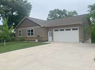 1427 Frank Hall Dr, Albert Lea, MN 56007