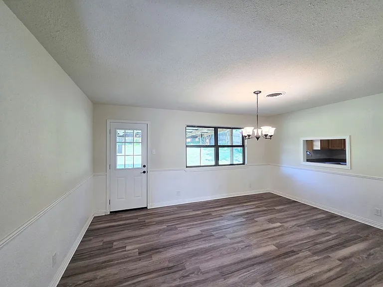 217 Ross Ave — Photo 18