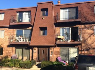 612 Cobblestone Cir APT D, Glenview, IL 60025