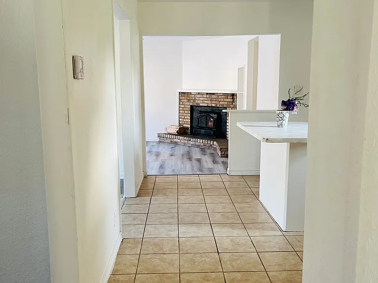 438 James St — Photo 3