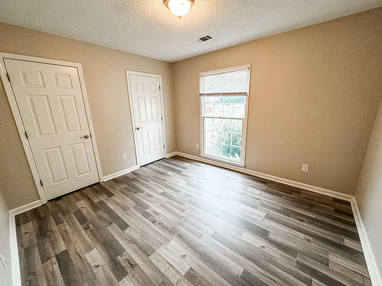 3945 Windyke Dr — Photo 7