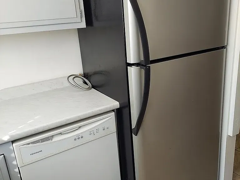 Refrigerator with ice maker